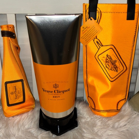 Veuve Clicquot tube of paint champagne case Made in France with Totes. - Picture 7 of 16